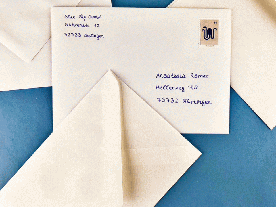 handschriftliche Kuverts mit Briefmarke